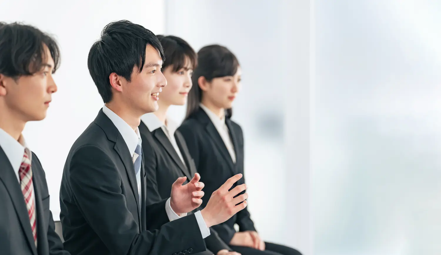 合否を左右する最初の一歩｜面接マナーの極意と『入退室』でやりがちなNG例を解説