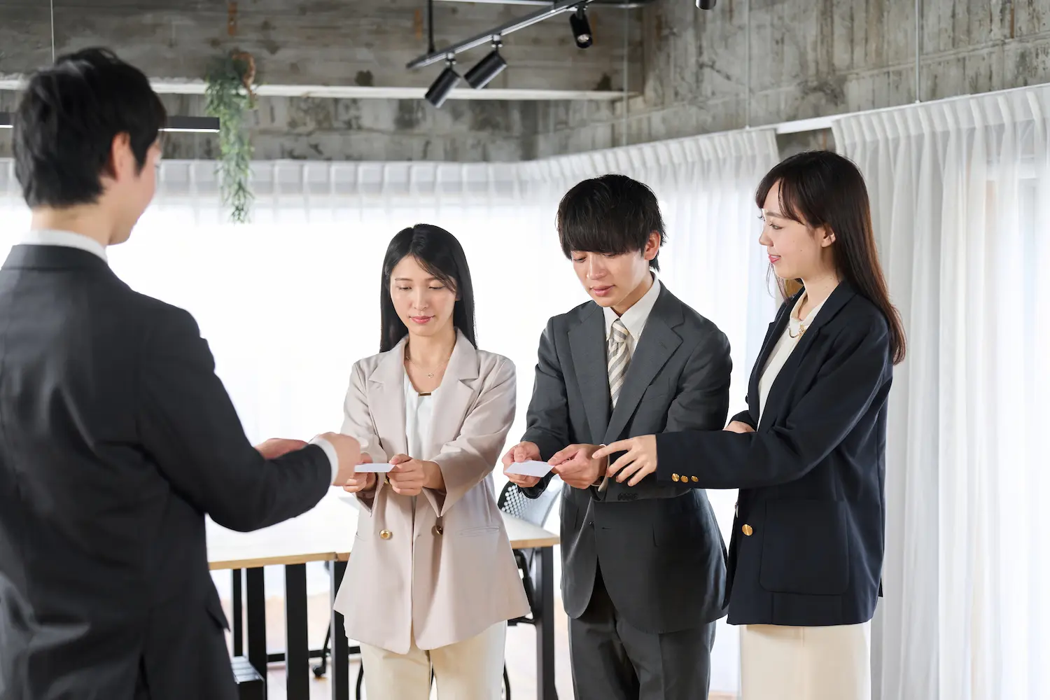 名刺交換で避けるべきNG行為